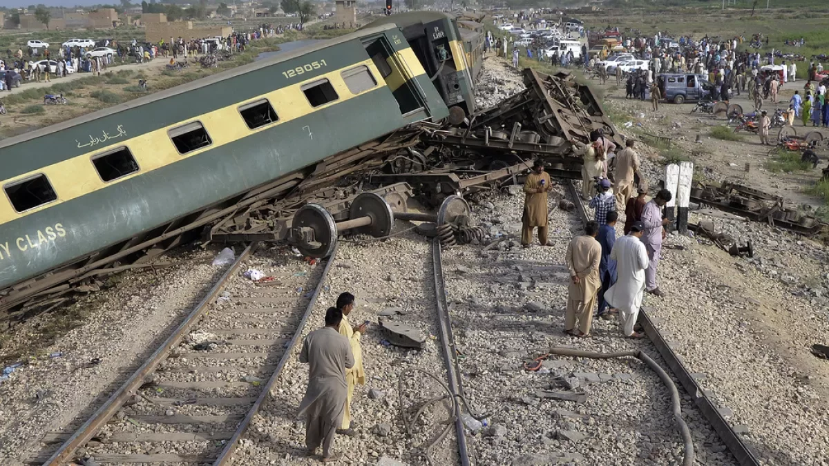 Pakistan’da Yolcu Treni Raydan Çıktı: 26 Yaralı