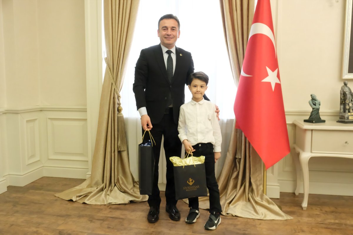 Habil Dökmeci Başkanlık Koltuğunu Miniklere Devretti: Sivrihisar’da 23 Nisan Coşkusu