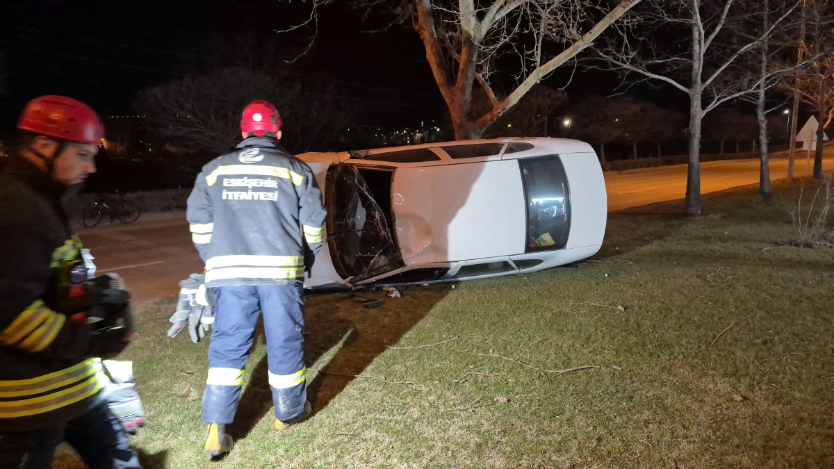 Eskişehir’de Kontrolden Çıkan Otomobil Takla Attı