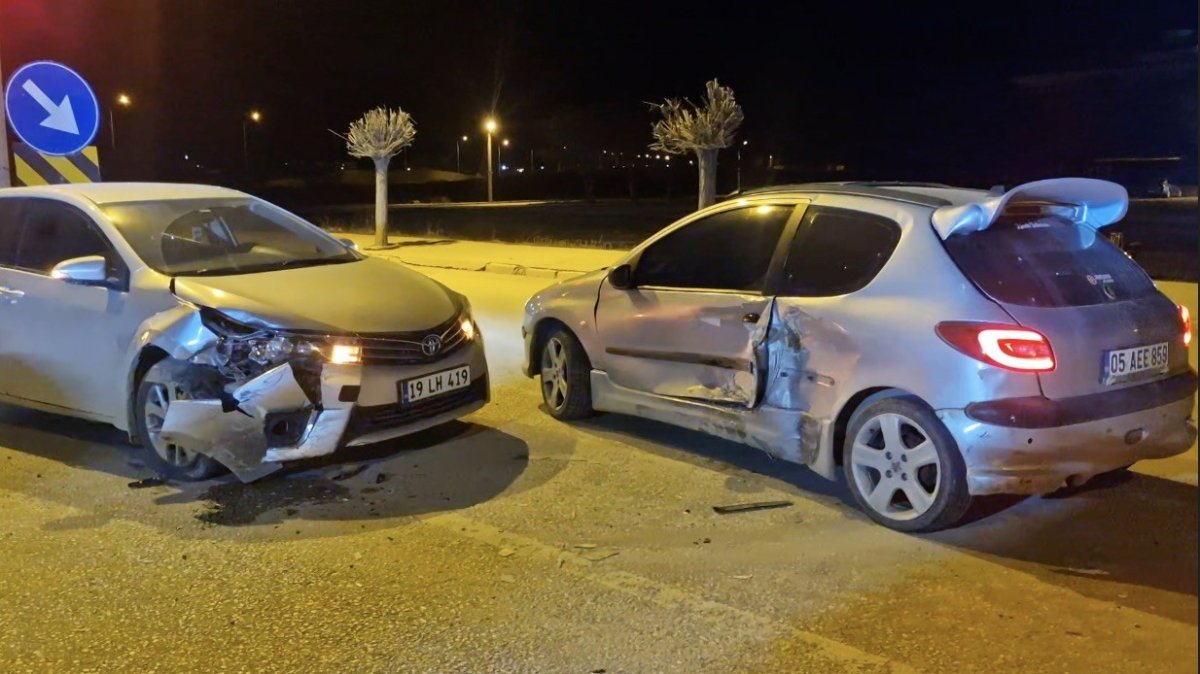 Çorum’da İki Otomobil Çarpıştı