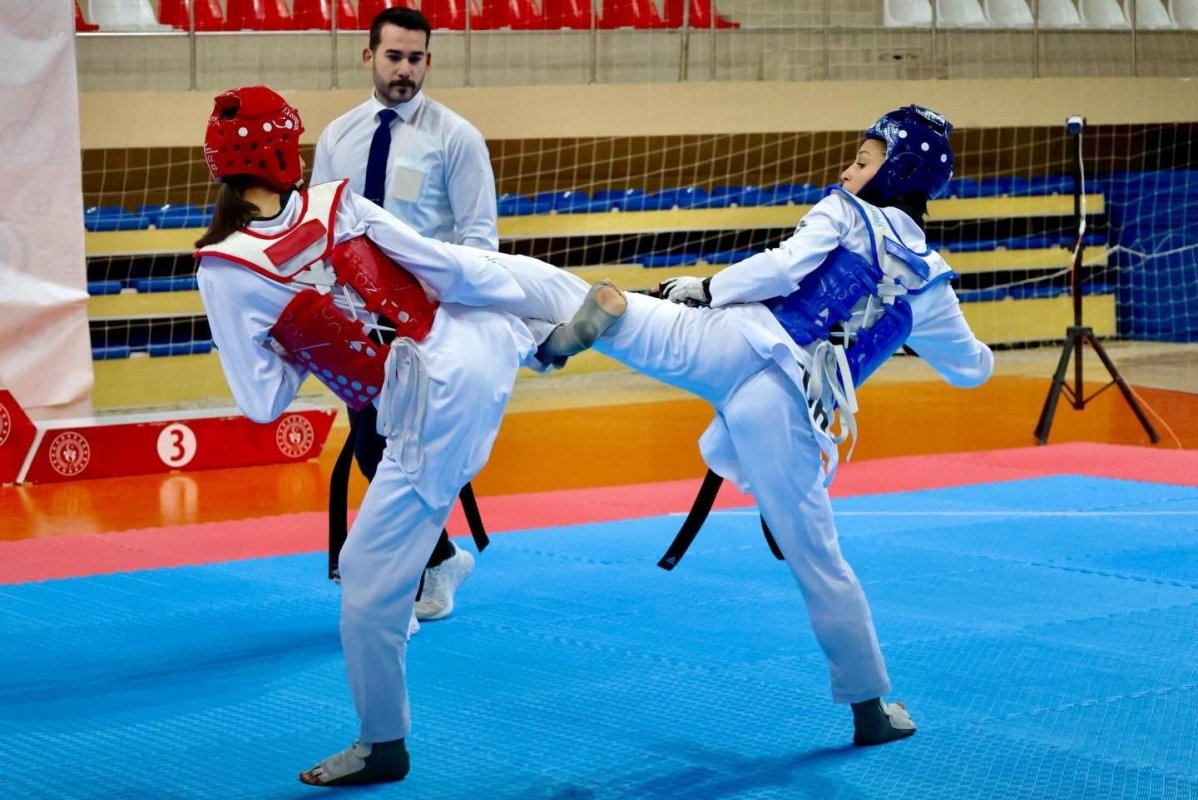 Bilecik’te Genç Tekvandocular Madalya İçin Tatamiye Çıktı