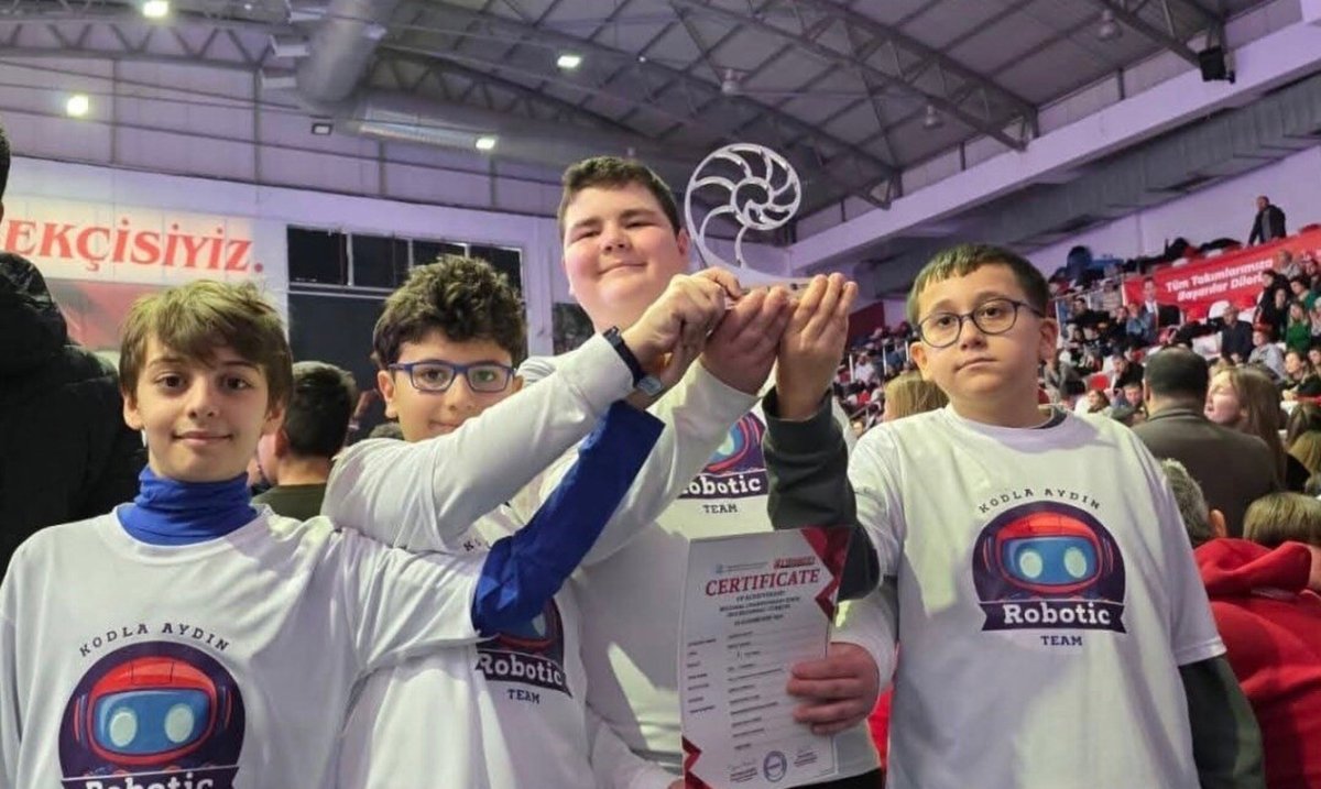 Efelerli Öğrenciler Robot Tasarımında Ege Bölgesi Birincisi Oldu