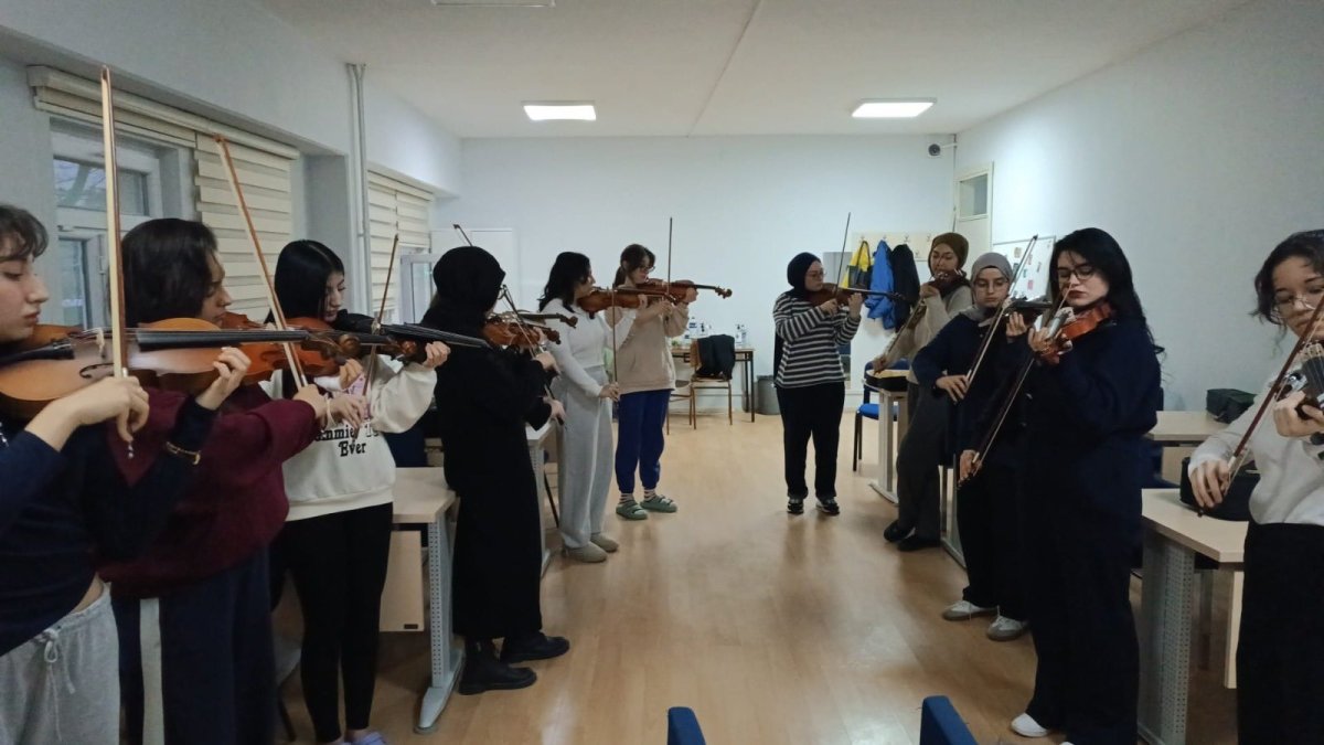 Eskişehir’de Yurt Öğrencileri İçin Keman Kursu Başladı