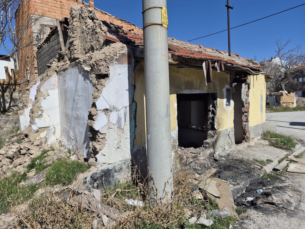 Eskişehir’de Metruk Evler Tehlike Saçıyor