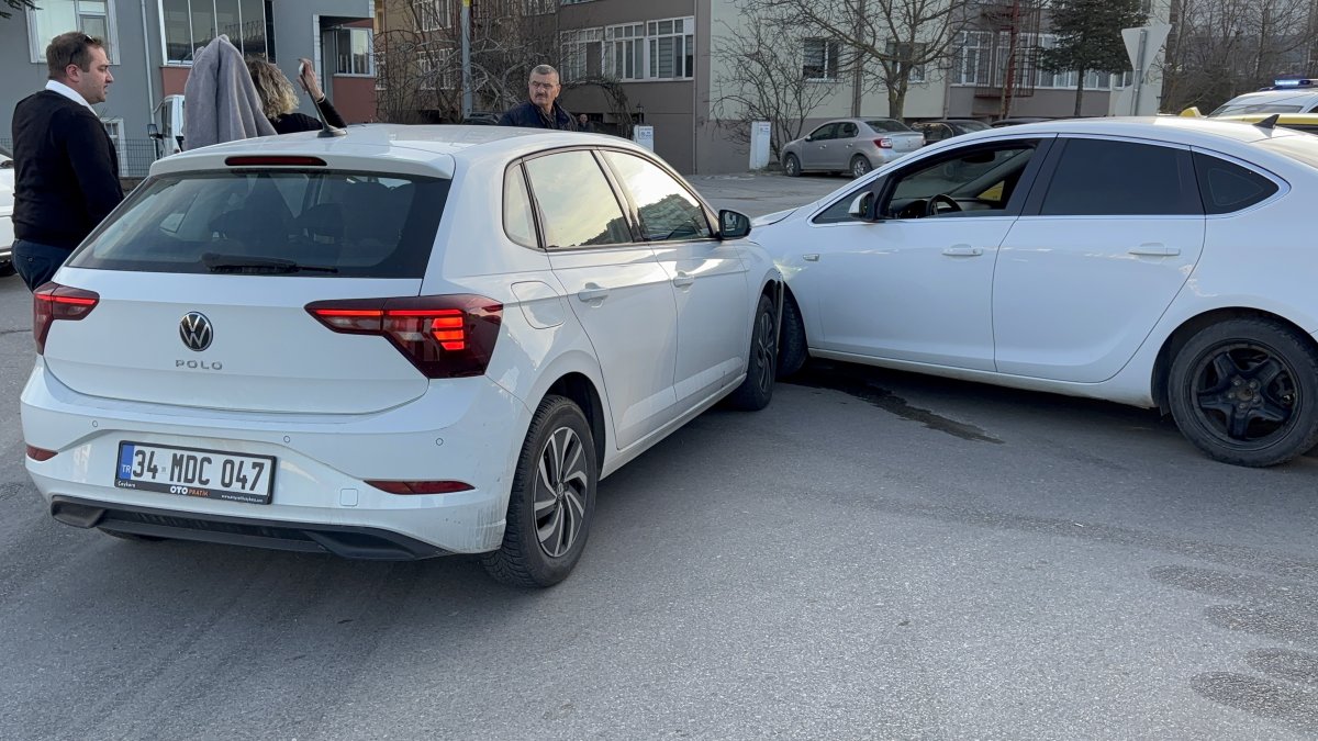 Edirne’de İki Otomobil Çarpıştı