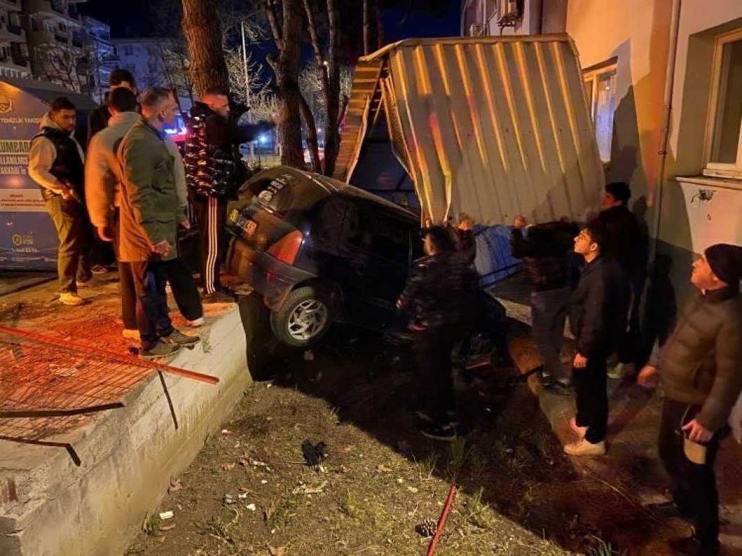 Bursa’da Kontrolden Çıkan Otomobil Apartman Bahçesine Savruldu