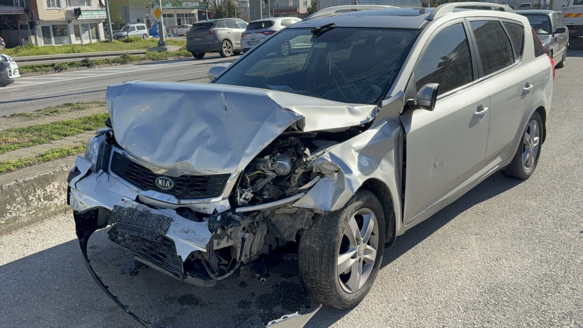 Otomobil Hafif Ticari Araca Çarptı: 4 Kişi Yaralandı