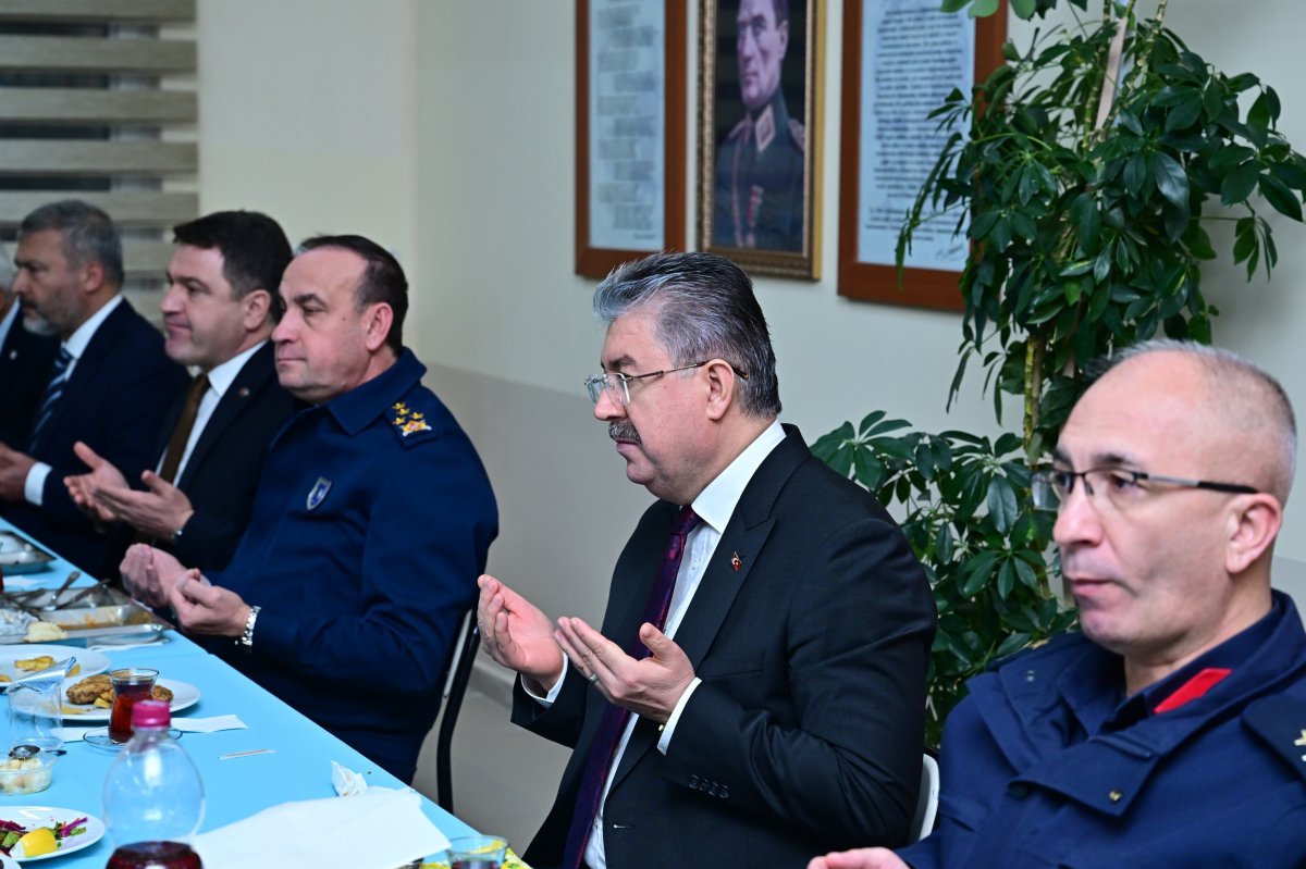 Vali Yılmaz Mehmetçikle İftar Sofrasında Buluştu