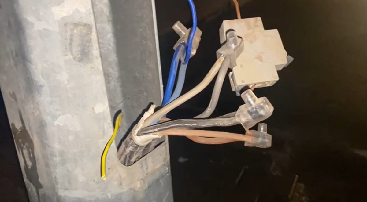 Aydınlatma Direklerinden Evlerine Kaçak Elektrik Çektiler