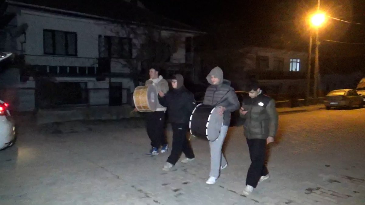 Liseliler Davul Çalarak Sahura Kaldırıyor