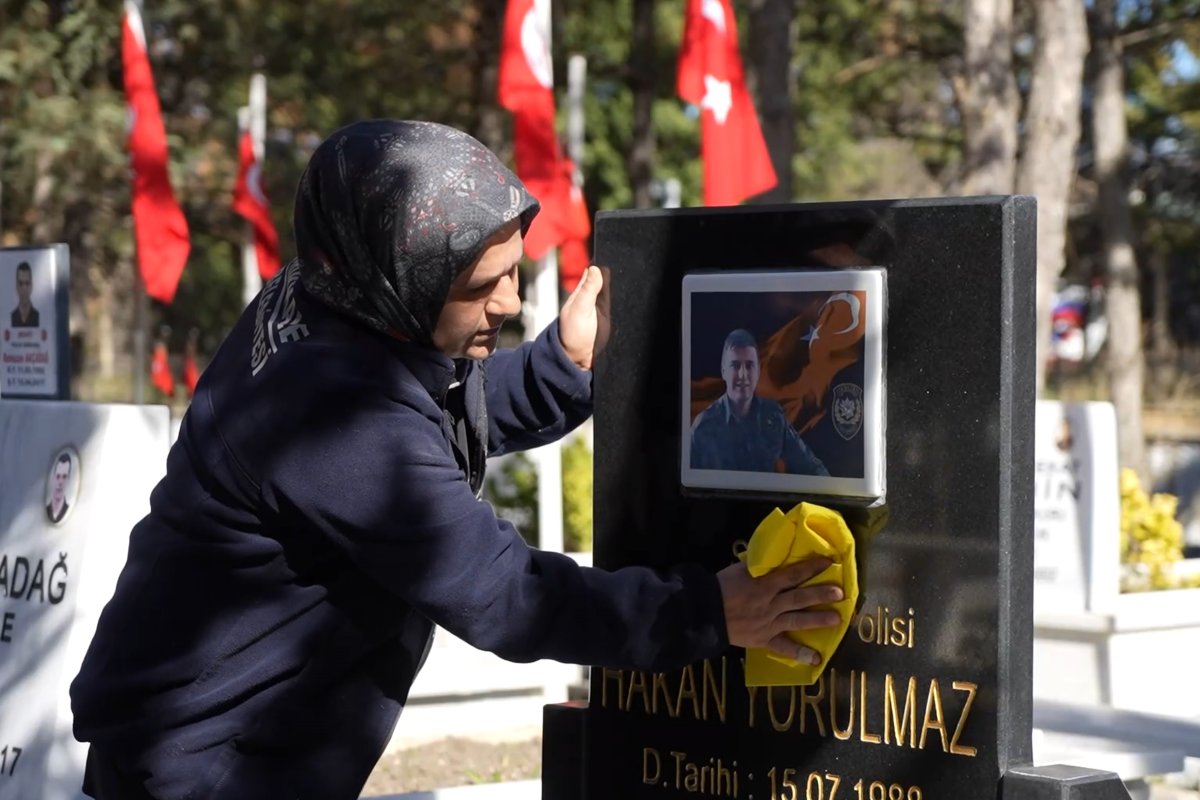 Şehitlikte Temizlik Yapan Kadın Personel Duygusal Anlar Yaşadı