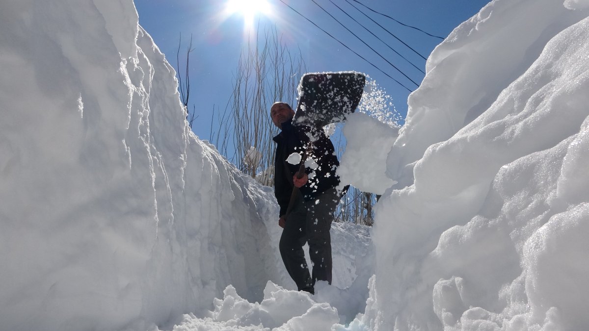 2 Metrelik Karda Tünel Açıp Evlerine Ulaşıyorlar