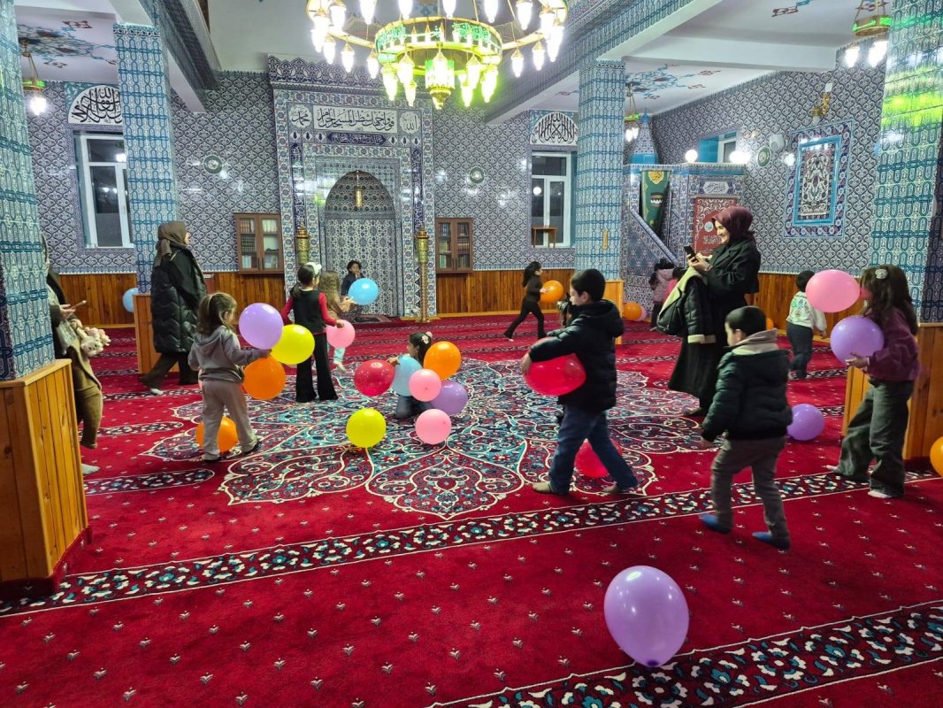 Kur'an Kursuna Giden Minikler Oruçlarını Camide Açtı