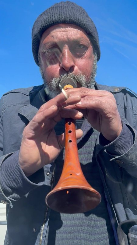 Trafik Işıklarında Zurna Çalıp Para İstedi