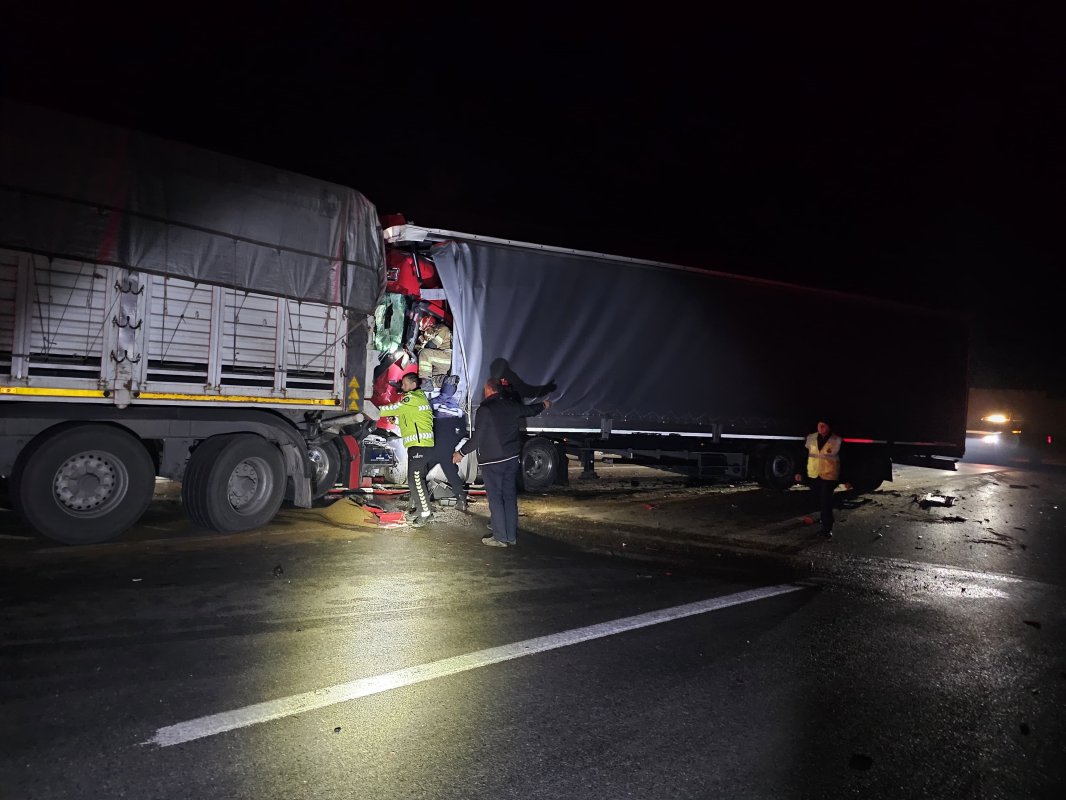 Bursa'da İki Tırın Çarpıştığı Kazada 1 Sürücü Hayatını Kaybetti
