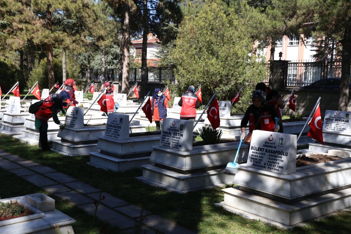 Şehit Kabirleri Bayram Ve Anma Gününe Hazırlandı