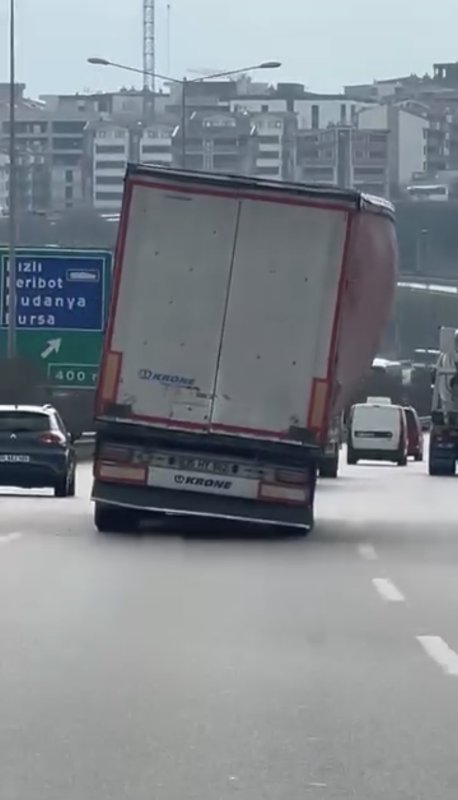 Bursa’da Yan Şekilde İlerleyen Tır Korku Dolu Anlar Yaşattı