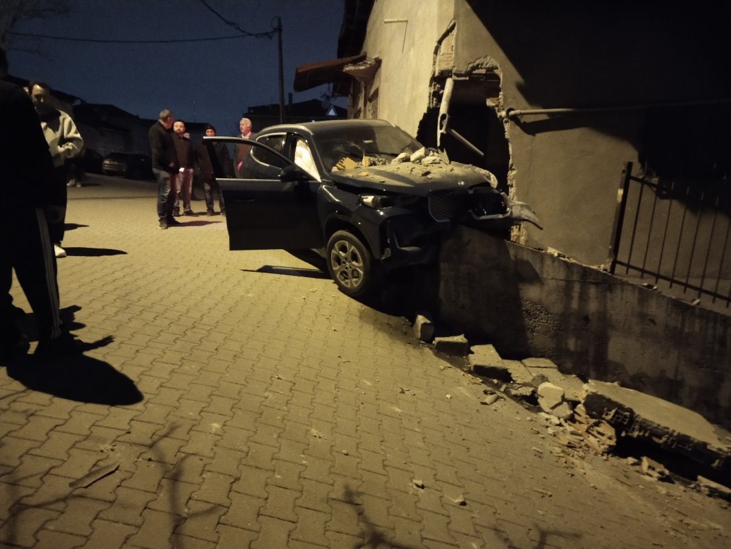 Ataşehir’de Kontrolden Çıkan Otomobil İstinat Duvarında Asılı Kaldı