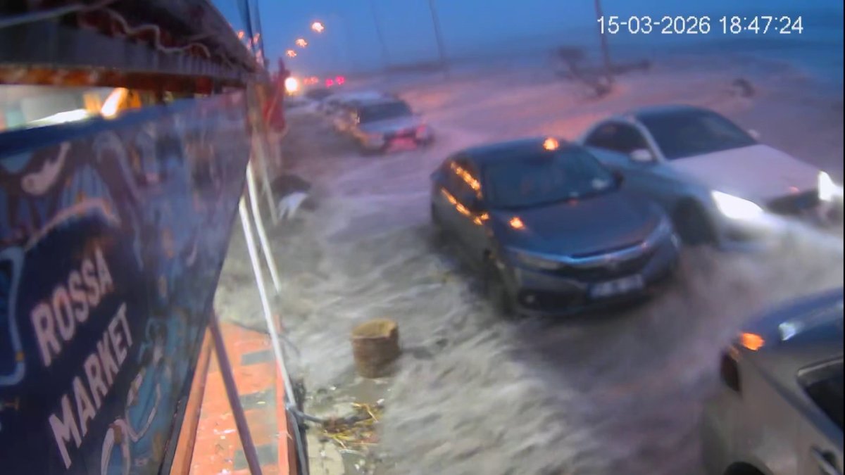 Hatay’da Kuvvetli Fırtınayla Deniz Taştı, İş Yerleri Zarar Gördü