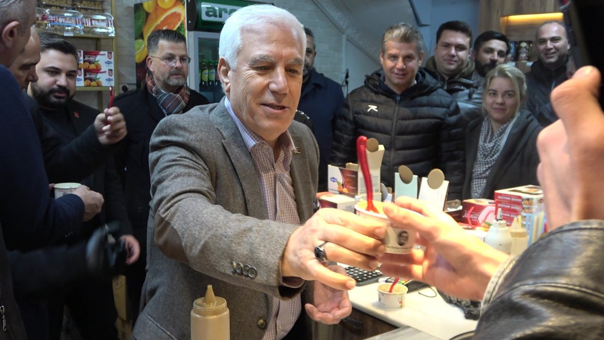 Başkan Bozbey Sahurda Vatandaşlarla Buluştu, Tarihi Fırınlarda Tahinli Pide Ve Simit Dağıttı