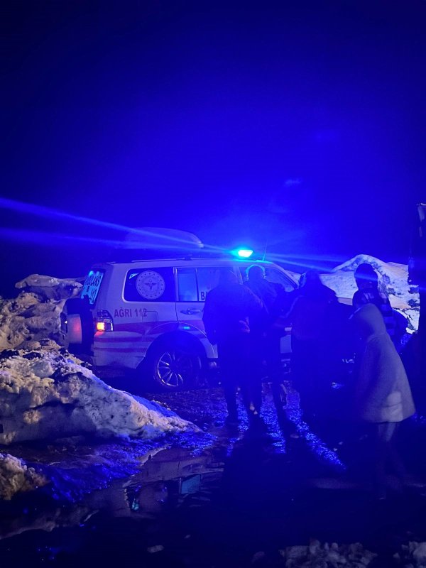 Ağrı’da Rahatsızlanan Hasta Arazi Tipi Ambulansla Hastaneye Kaldırıldı