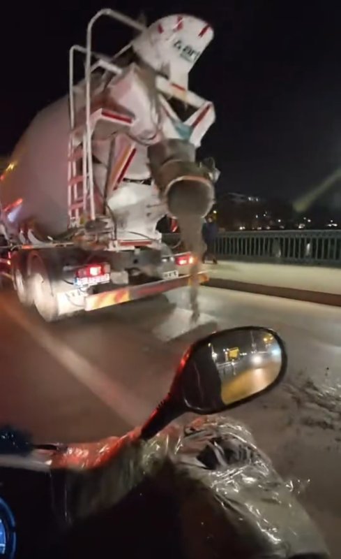 Yola Beton Dökerek Seyreden Mikser Kameraya Yansıdı