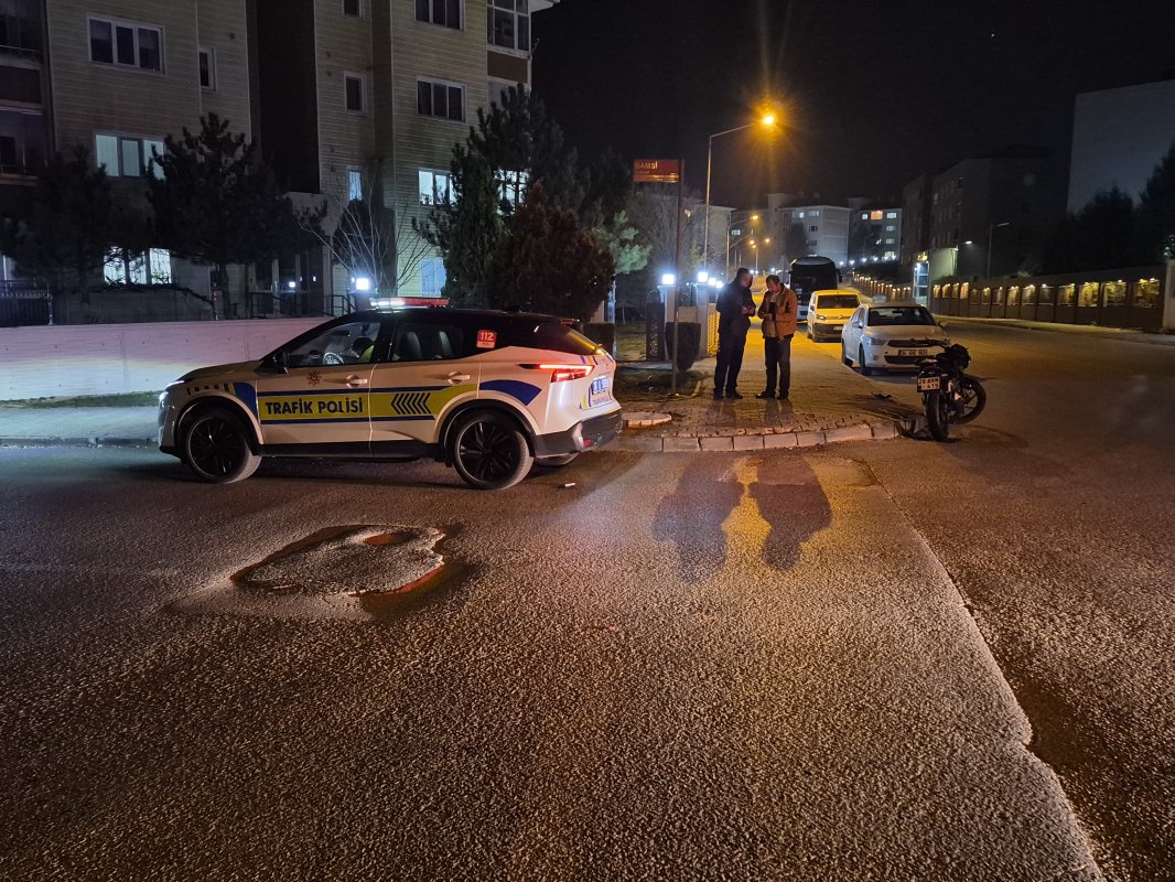 Motosiklet Servis Aracıyla Çarpıştı: 2 Yaralı