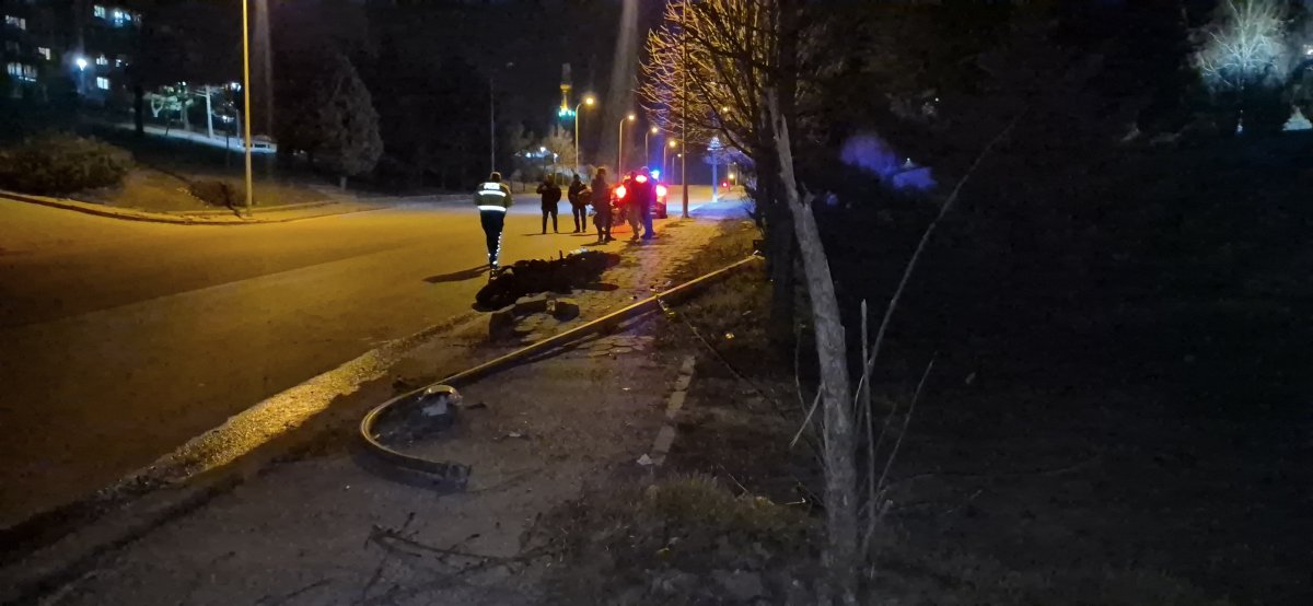 Eskişehir’de feci kaza: Aydınlatma direğine çarpan motosiklet sürücüsü hayatını kaybetti