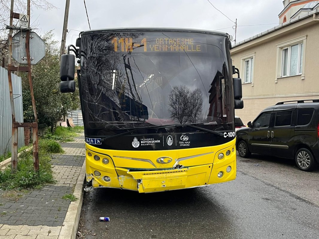 Beykoz’da İETT Otobüsü Kaldırıma Çarptı: 4 Yaralı