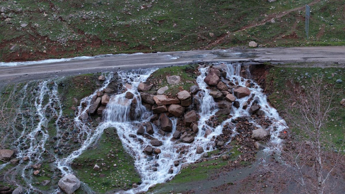 Hakkari’de Asfaltın Ortasından Su Fışkırdı