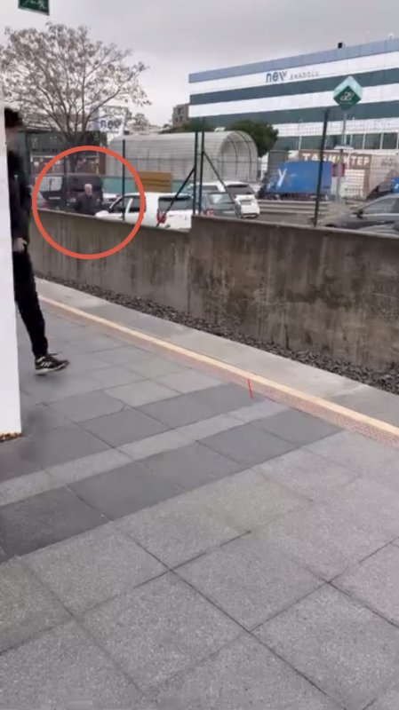 Bursa’da Trafikte Yürüyen Yaşlı Adam Tehlike Saçtı