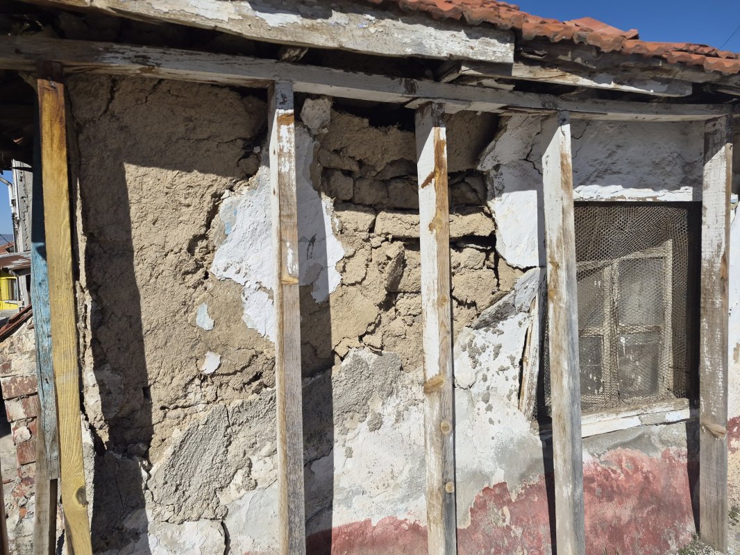 Metruk Ev Mahallede Tehlike Saçıyor