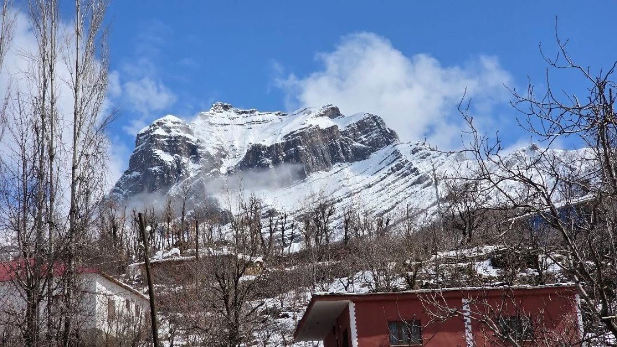 Kar Kütlesi Şelale Gibi Aktı