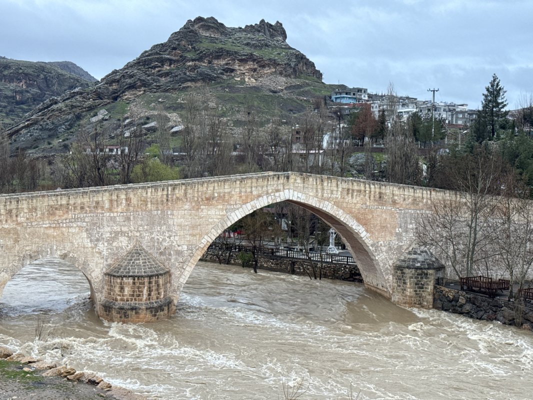 Sağanak Debiyi Yükseltti, İşletmeler Sular Altında Kaldı