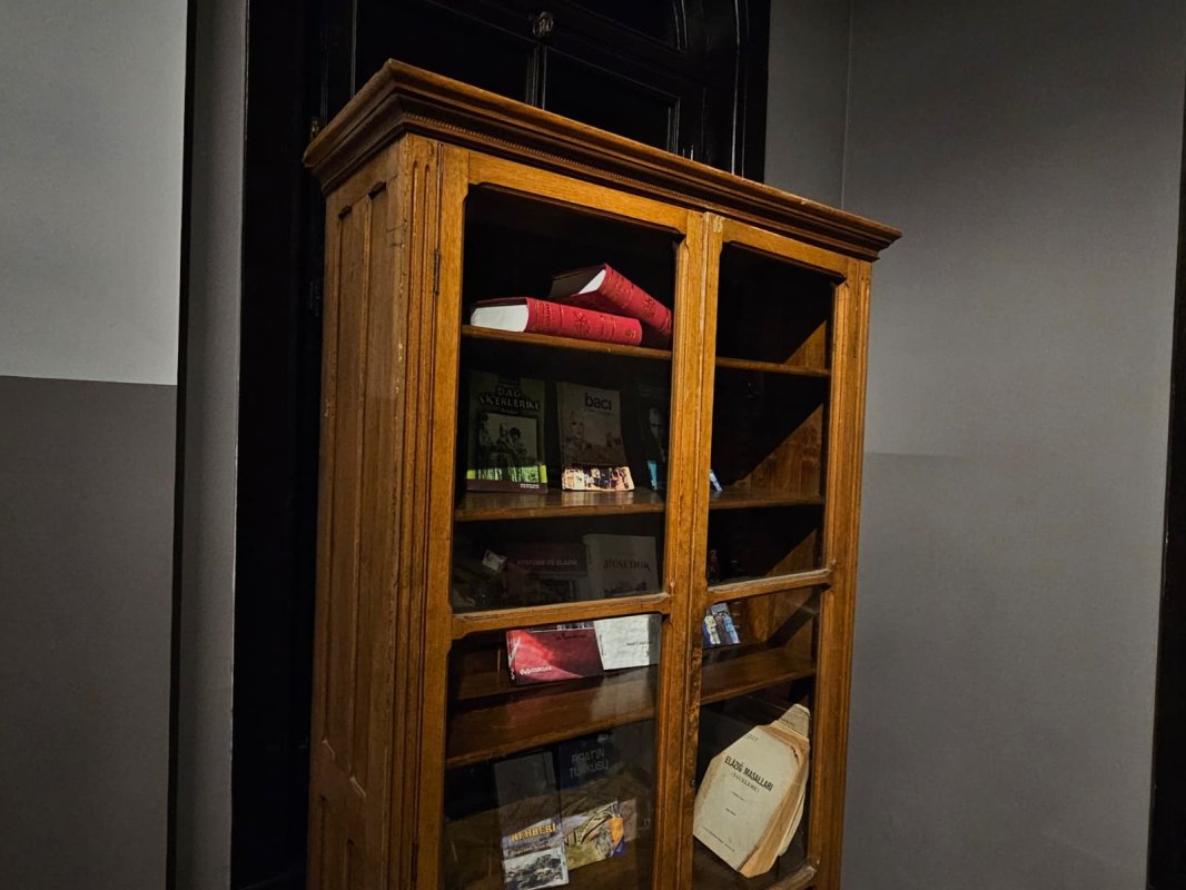 Elazığ’da 96 Yıllık Ahşap Dolap Tarihe Işık Tutuyor