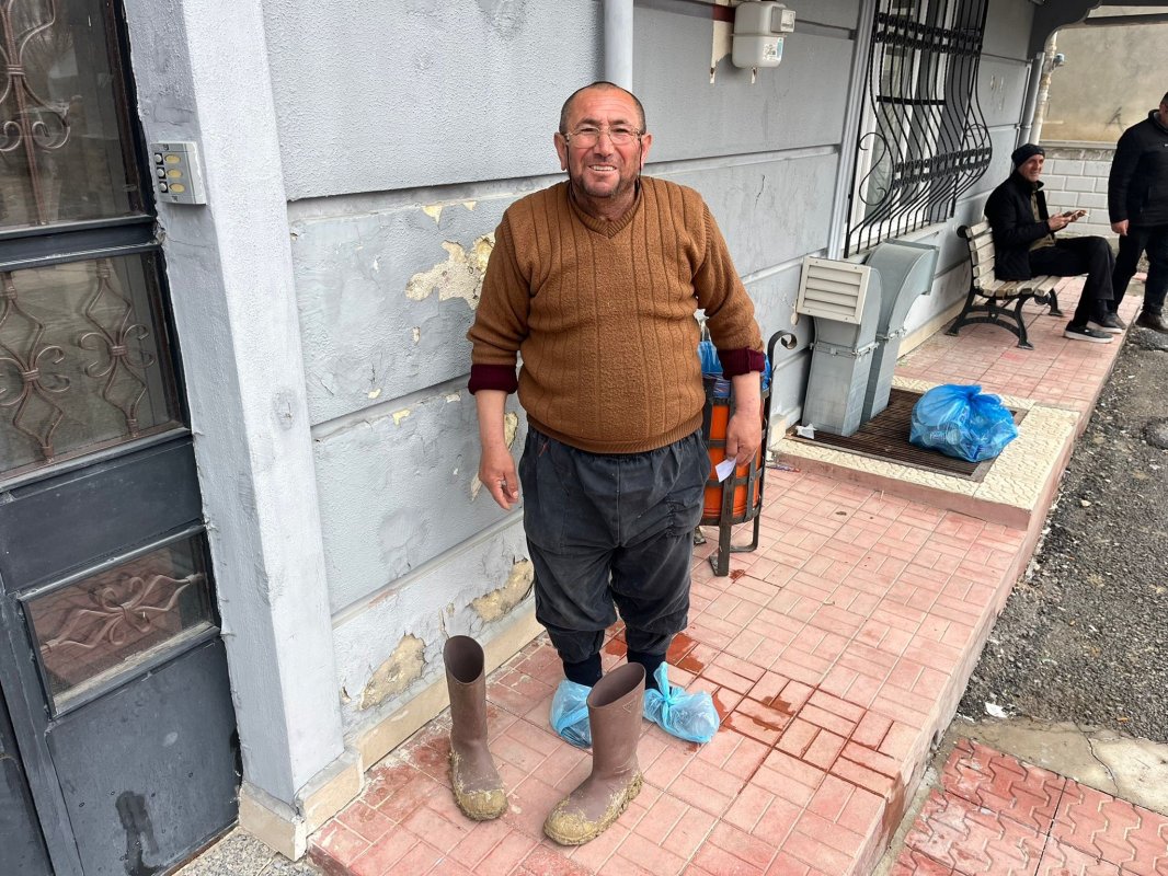 Kirli Çizmelerini Çıkardı, Galoşla Aile Sağlığı Merkezine Girdi