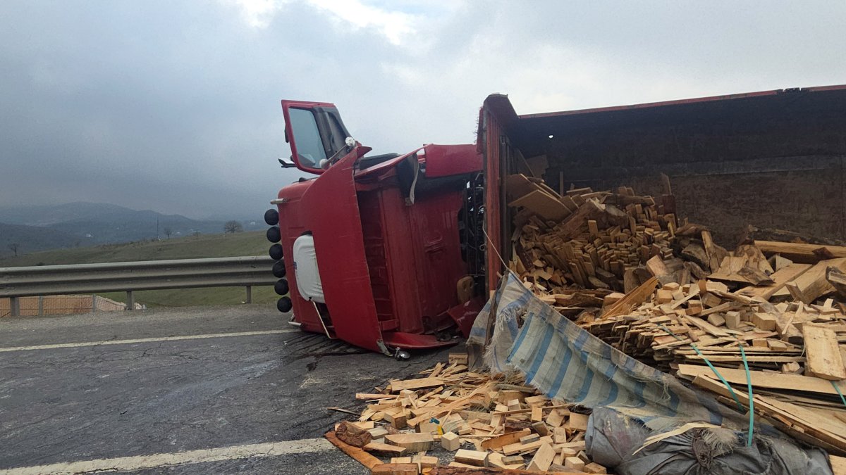 Bursa Yolunda Tır Devrildi Trafik Durdu