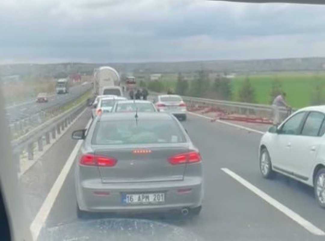 Eskişehir’de Tırdan Düşen Demirler Trafiği Felç Etti