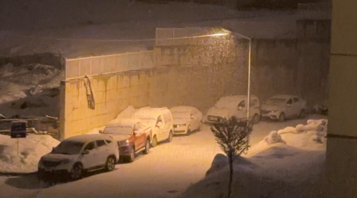 Yüksekova'da Kar Yağışı İlçeyi Beyaza Bürüdü