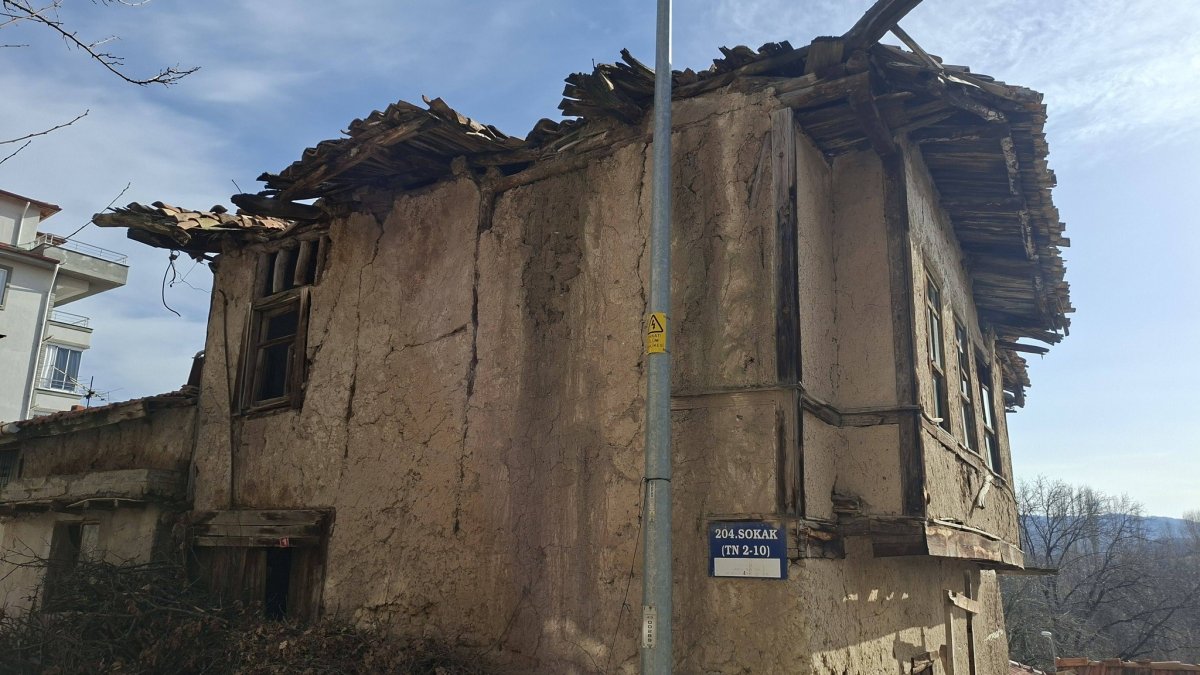 Hisarcık’ta Tescilli Binalar Tehlike Saçıyor