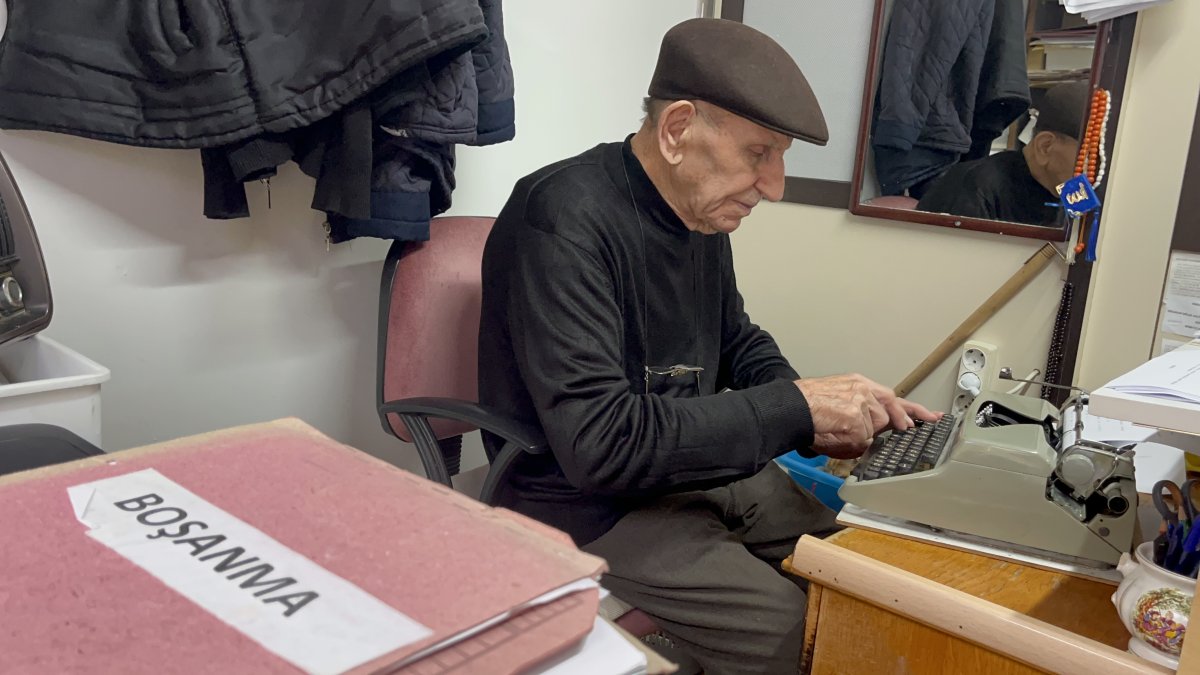 93 Yaşındaki Arzuhalci 65 Yıldır Mesleğini Aşkla Sürdürüyor