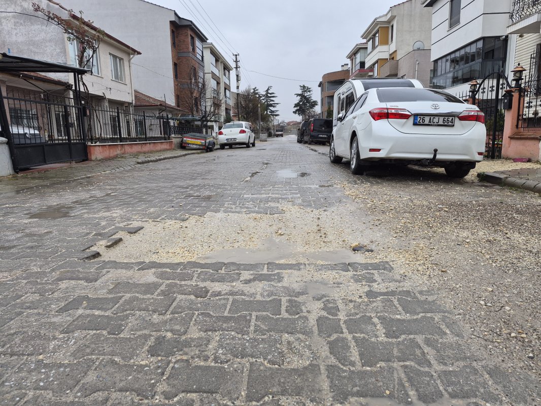 Ertuğrulgazi Mahallesi'nde Bozuk Yollar Sürücüleri Zorluyor