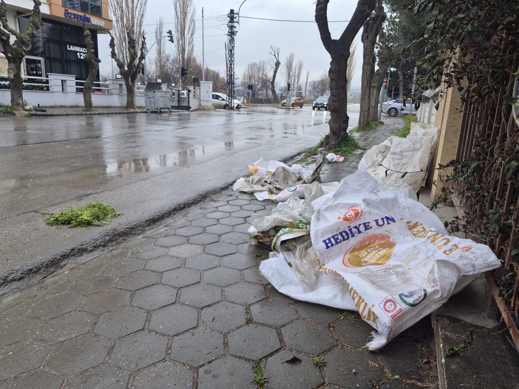 Ertuğrulgazi'de Kaldırımlar Çöplüğe Döndü
