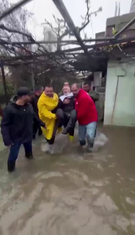 Hatay’da Felçli Adamı Sel Bastı Kızılay Ekipleri Kurtardı