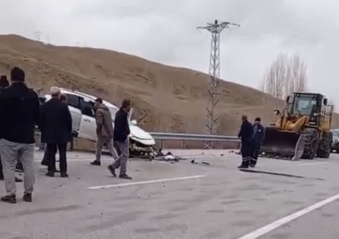 Van’da Bariyerlere Asılı Kalan Otomobilde 4 Kişi Yaralandı