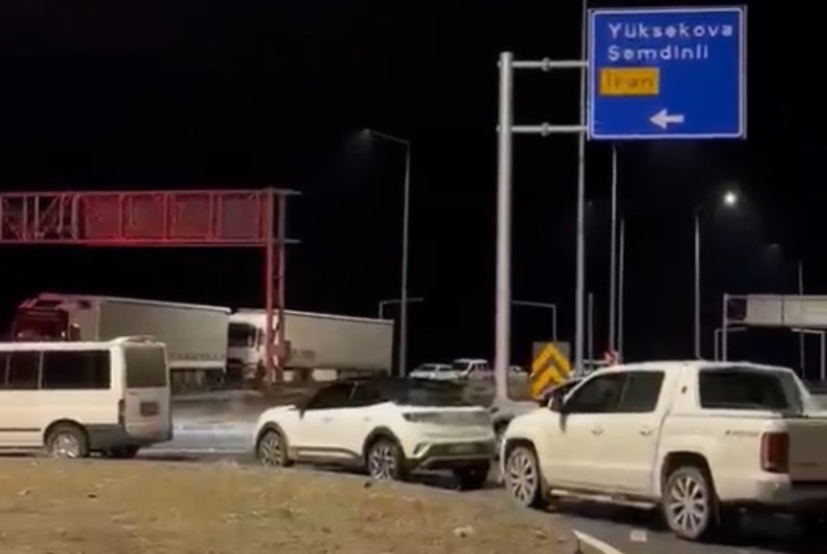 Yüksekova-Van Yolunda Heyelan: Ulaşım Durdu