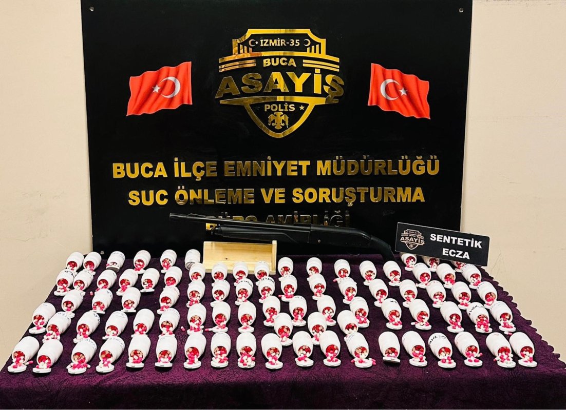 İzmir’de Uyuşturucu Operasyonu: 5 Bine Yakın Hap Ele Geçirildi