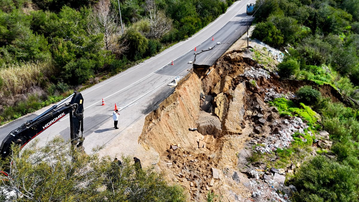 Adana’da Heyelan: Yolun Yarısı Çöktü, Su Hattı Zarar Gördü