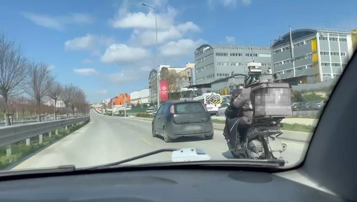 Arızalanan Kuryeye Yol Ortasında Halatlı Yardım