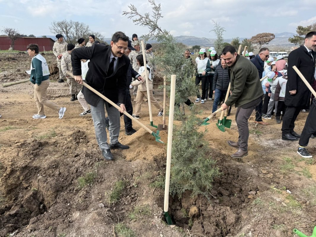 Ayvacık’ta 1500 Fidan Toprakla Buluştu
